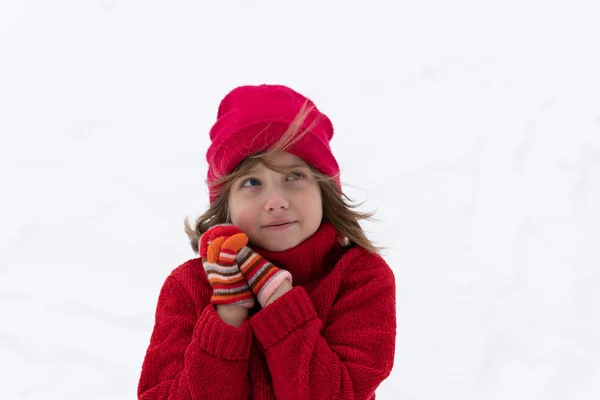 Portretul Unei Fetițe Stradă Timpul Iernii Standuri Roșii Într Pulover — Fotografie, imagine de stoc