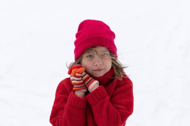 küçük bir kız kış aylarında kırmızı bir kazak ayakta portresi