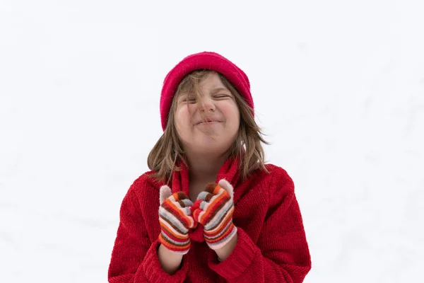 Portret Dziewczynki Stojąc Czerwonym Swetrze Zimą — Zdjęcie stockowe