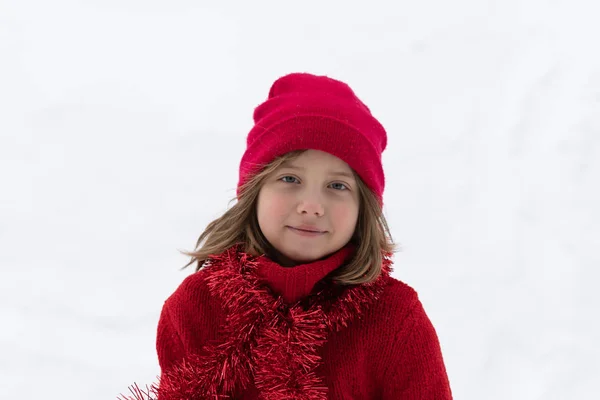Retrato Uma Menina Fora Inverno Chapéu Vermelho — Fotografia de Stock
