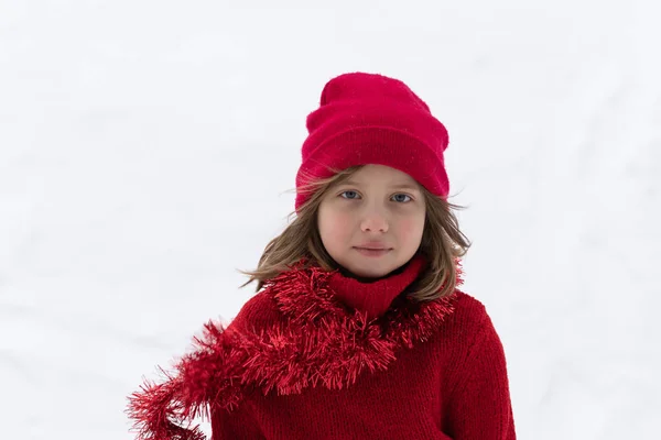 Retrato Uma Menina Fora Inverno Chapéu Vermelho — Fotografia de Stock