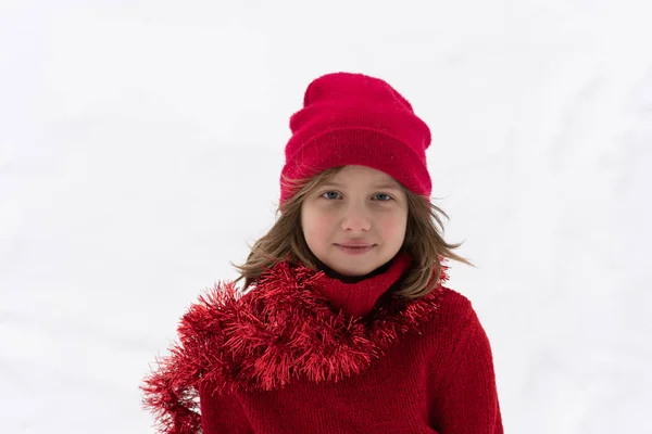 Retrato Uma Menina Fora Inverno Chapéu Vermelho — Fotografia de Stock