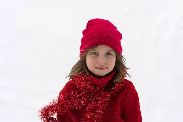 Retrato Uma Menina Fora Inverno Chapéu Vermelho — Fotografia de Stock