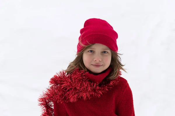 Retrato Uma Menina Fora Inverno Chapéu Vermelho — Fotografia de Stock