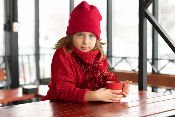 Portret Dziewczynki Czerwonym Swetrze Kawiarni — Zdjęcie stockowe