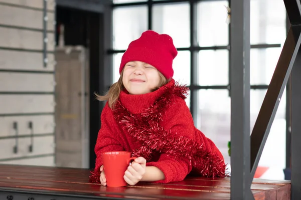 Bambina Seduta Caffè Natale — Foto Stock