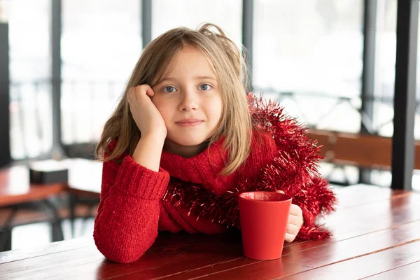 Mała Dziewczynka Siedząc Kawiarni Boże Narodzenie — Zdjęcie stockowe