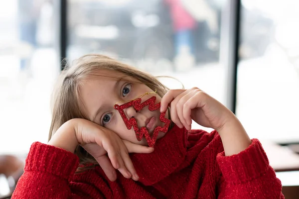 Niña Sentada Café Navidad — Foto de Stock