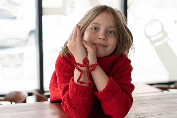 Portret Dziewczynki Czerwonym Swetrze Kawiarni — Zdjęcie stockowe