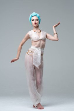 Yoga yaparken genç güzel kız beyaz giysiler giymiş