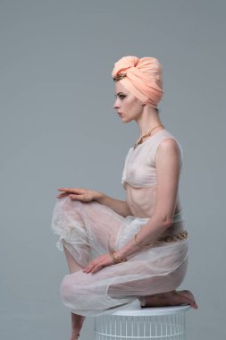 genç güzel kız Beyaz giysili yoga yaparken