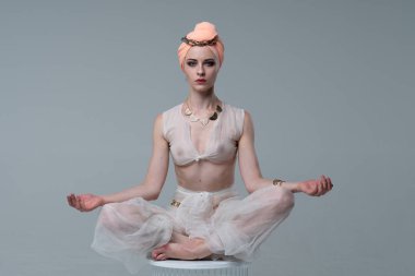 genç güzel kız Beyaz giysili yoga yaparken