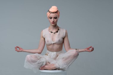 genç güzel kız Beyaz giysili yoga yaparken