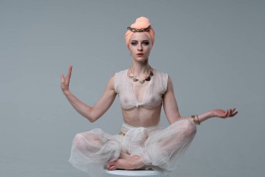 genç güzel kız Beyaz giysili yoga yaparken