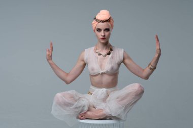 genç güzel kız Beyaz giysili yoga yaparken