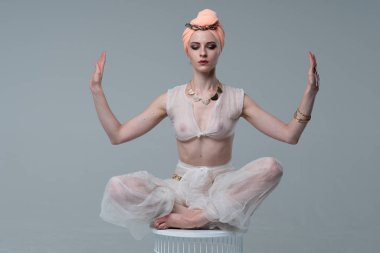 genç güzel kız Beyaz giysili yoga yaparken