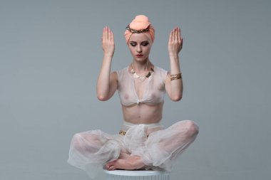 genç güzel kız Beyaz giysili yoga yaparken