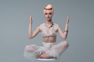 genç güzel kız Beyaz giysili yoga yaparken