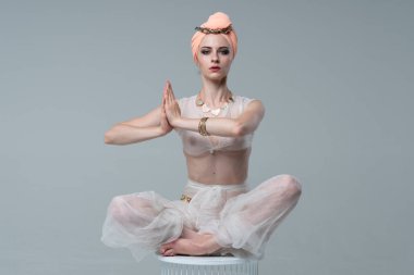 genç güzel kız Beyaz giysili Studio'da yoga yaparken