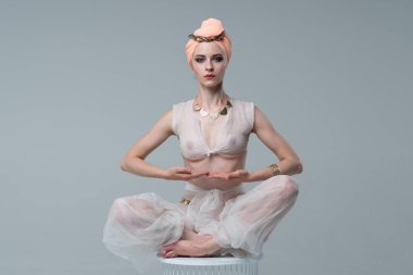 genç güzel kız Beyaz giysili Studio'da yoga yaparken
