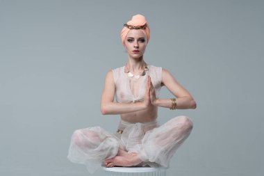 genç güzel kız Beyaz giysili Studio'da yoga yaparken