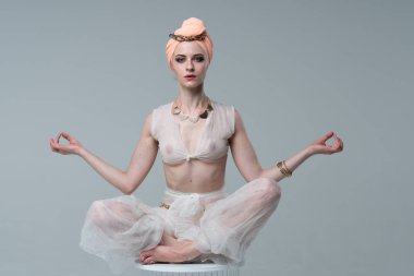 genç güzel kız Beyaz giysili Studio'da yoga yaparken