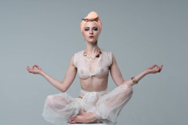 genç güzel kız Beyaz giysili Studio'da yoga yaparken