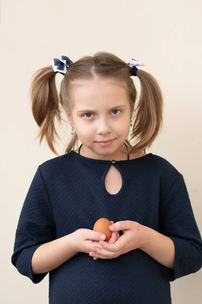 Ragazzina Con Uovo Mano — Foto Stock