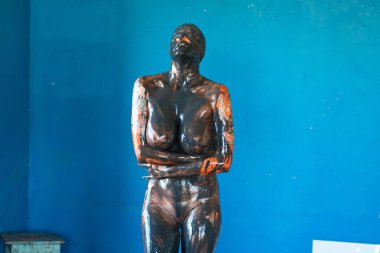 Stüdyo, çıplak poz genç güzel kız boyalı siyah ve turuncu Boya