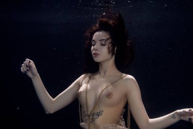 genç güzel kız çıplak sualtı poz