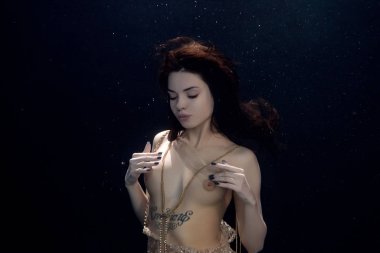 genç güzel kız çıplak sualtı poz