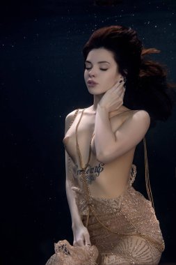 genç güzel kız çıplak sualtı poz