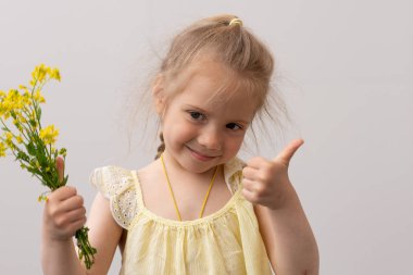 Sarı çiçekli küçük bir kızın portresi.