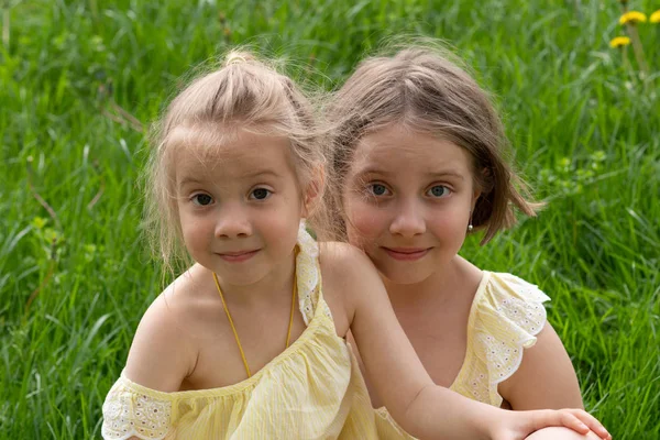 Две очаровательные сестрёнки (10 фото)