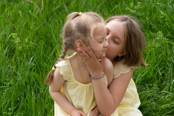 Duas Meninas Sentam Grama Verde Vestidos Amarelos — Fotografia de Stock