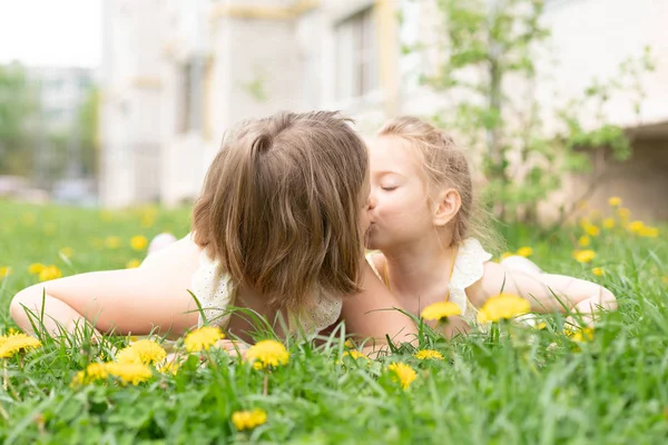 Dwie Dziewczyny Leżą Zielonej Trawie Żółte Sukienki — Zdjęcie stockowe