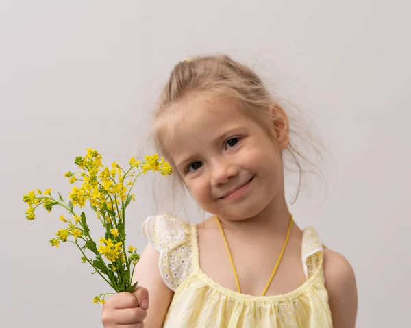 Portré Egy Kislányról Sárga Virágokkal — Stock Fotó