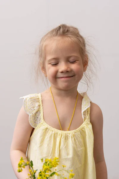 Portrait Little Girl Yellow Flowers — Stock Photo, Image