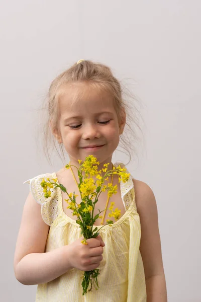 Retrato Una Niña Con Flores Amarillas —  Fotos de Stock