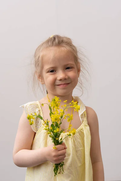 Retrato Una Niña Con Flores Amarillas —  Fotos de Stock