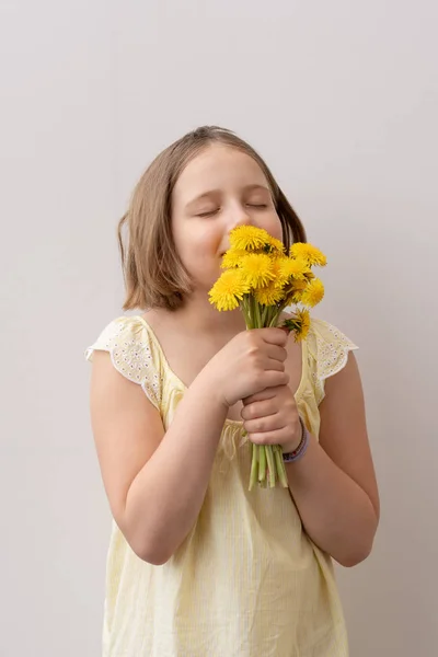 Портрет Маленькой Девочки Желтыми Одуванчиками — стоковое фото