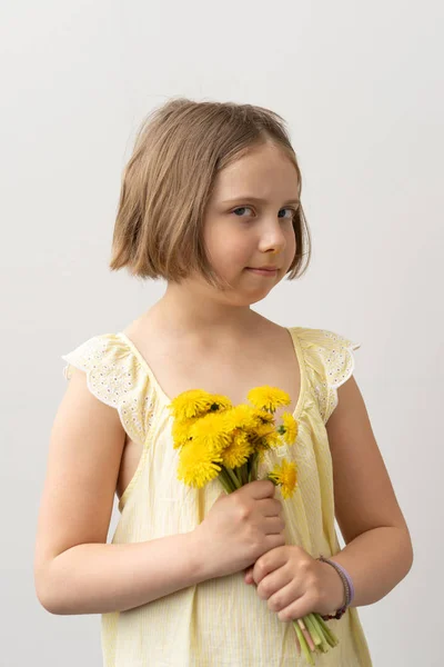 Portret Małej Dziewczynki Żółtym Mniszek Lekarski — Zdjęcie stockowe