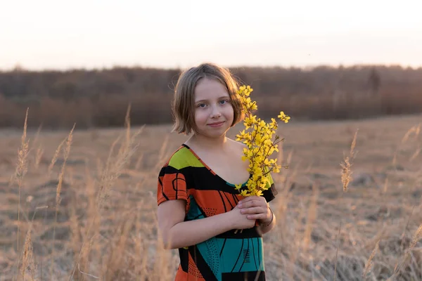 Porträt Eines Kleinen Mädchens Frühling Mit Blumen Einem Farbigen Kleid — Stockfoto