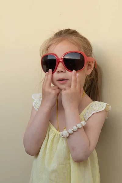 Kleines Mädchen Steht Brille — Stockfoto