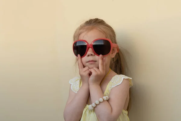 Mała Dziewczynka Stoi Okularach — Zdjęcie stockowe