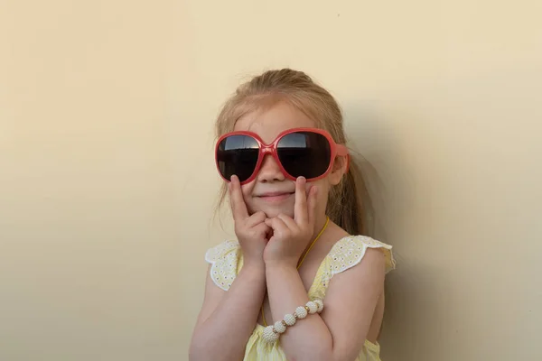 Mała Dziewczynka Stoi Okularach — Zdjęcie stockowe