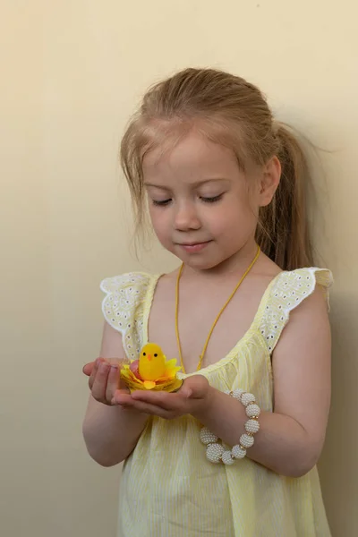 장난감 소녀는 노란색 드레스에 — 스톡 사진