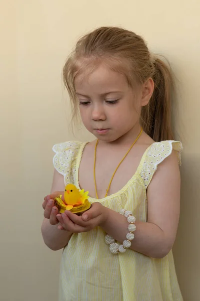 장난감 소녀는 노란색 드레스에 — 스톡 사진