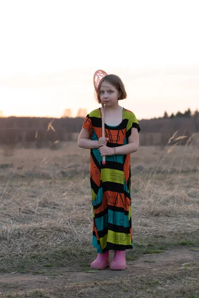 Kleines Mädchen Frühling Auf Einem Feld Mit Einem Netz Einem — Stockfoto