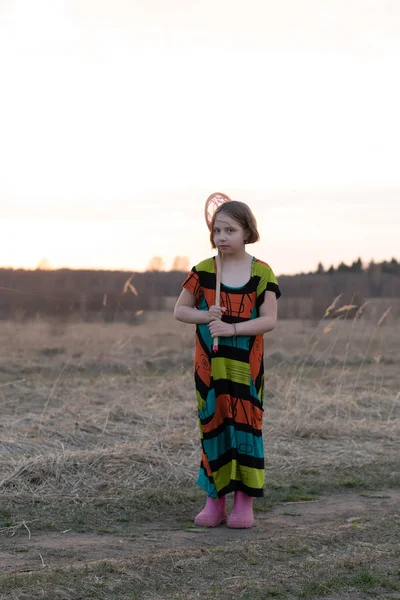 Niña Campo Primavera Con Una Red Pie Vestido Color — Foto de Stock